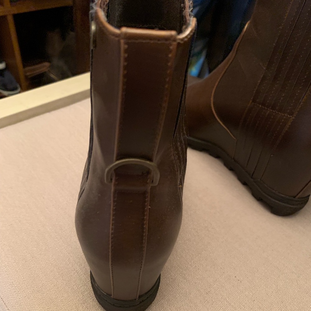 New yellow box ladies bootie wedge. Brown.